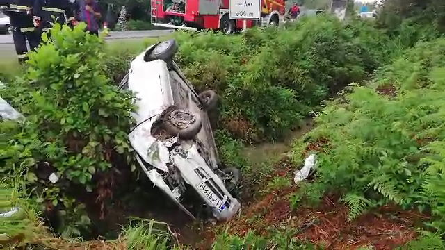 واژگونی خودرو در حاشیه رودخانه