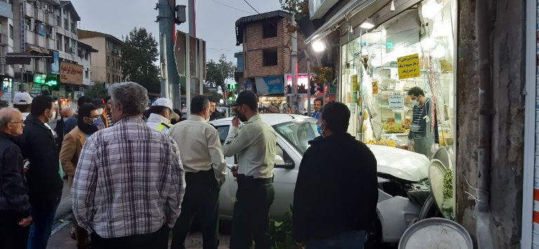 ساینا در میوه فروشی