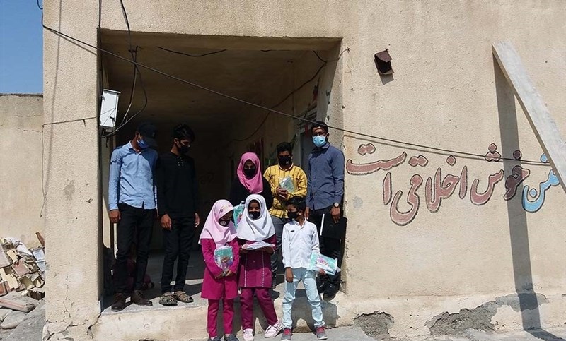 اهداء ۱۲هزار بسته لوازم‌التحریر به دانش‌آموزان نیازمند