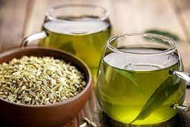 دو لیوان دمنوش رازیانه به همراه رازیانه