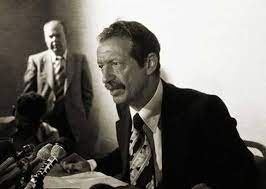 بختیار اعلام کرد: اوضاع امروز نتیجه ۲۵ سال دیکتاتوری شاه است.