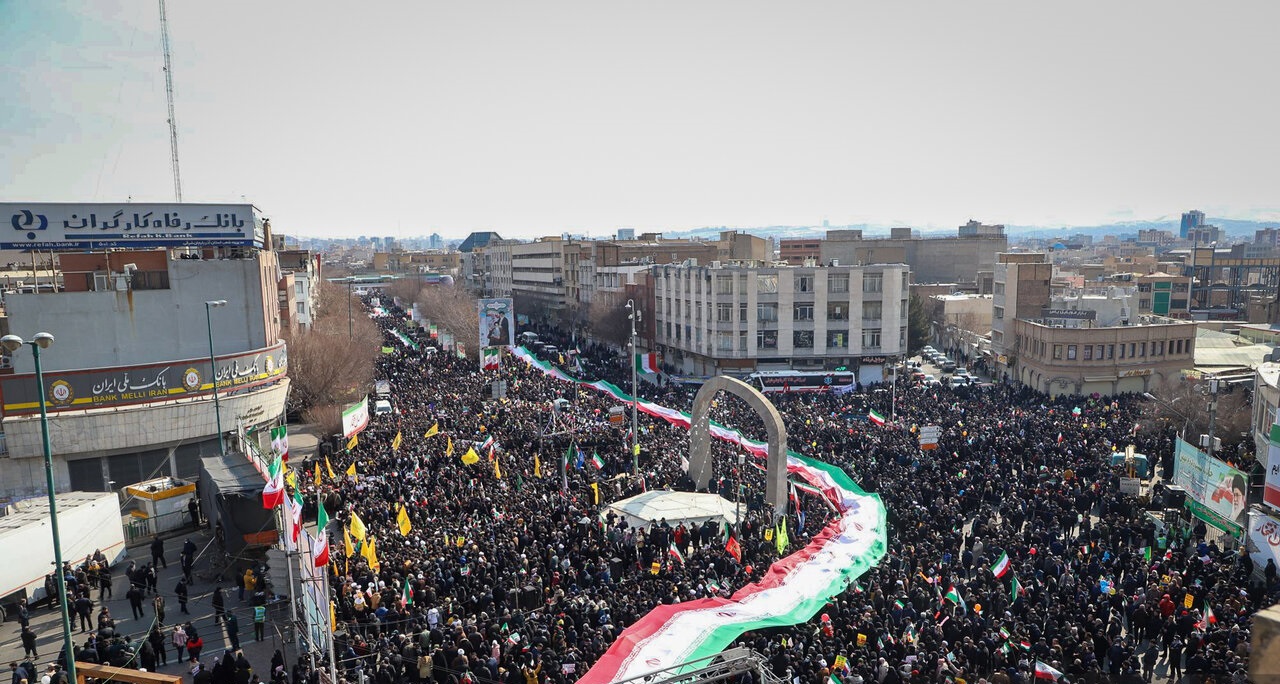 تصاویر به یادماندنی از  حماسه آفرینی مردم در جشن انقلاب 1401