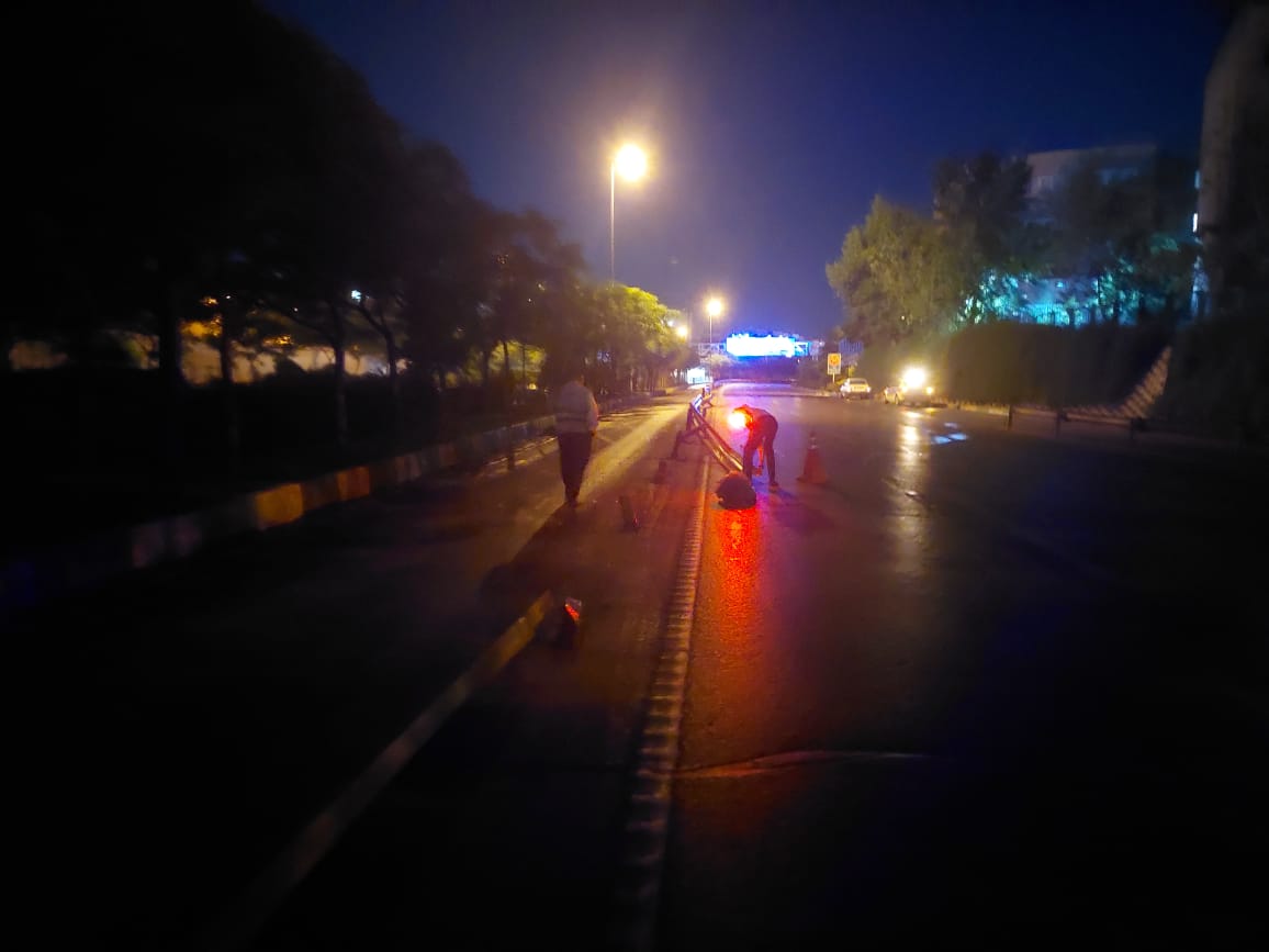 برخورد شدید نیسان با گاردریل‌های بزرگراه امام علی