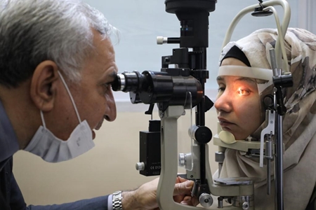 وزیر بهداشت، چشم آسیب دیدگان حملات داعش را در سوریه معاینه کرد