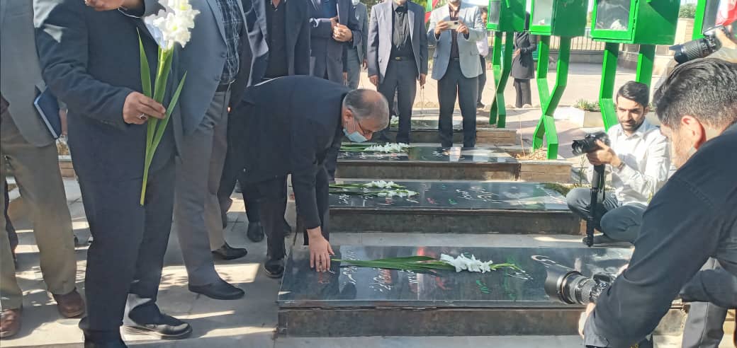 ادای احترام استاندار البرز به مقام شامخ شهدا در ساوجبلاغ