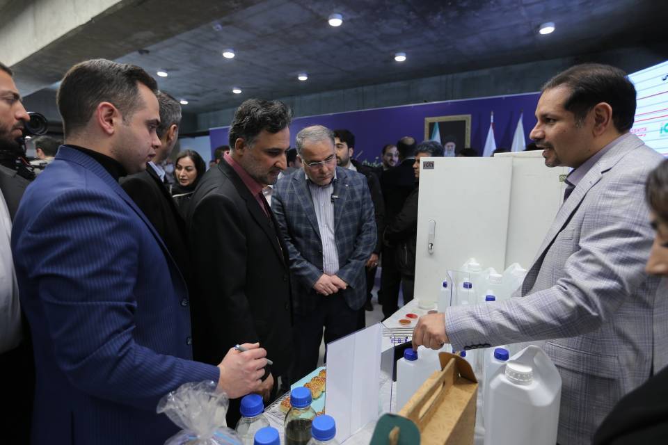 رونمایی از هشت محصول دانش بنیان زیستبوم فناوری نوآوری زنجان (ویترین / منبع : معاونت علمی ریاست جمهوری ) رونمایی از هشت محصول دانش بنیان زیستبوم فناوری نوآوری زنجان (ویترین / منبع : معاونت علمی ریاست جمهوری )