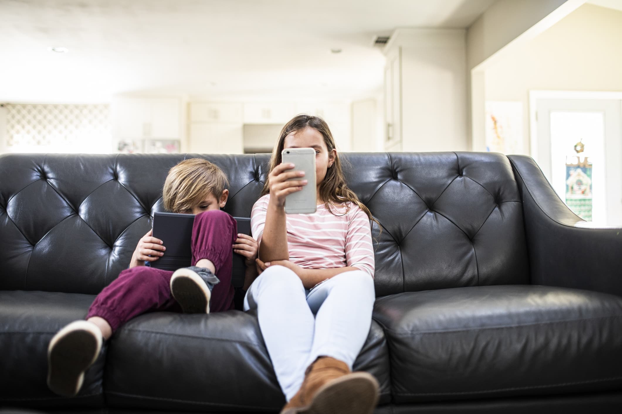 کودکان زیر ۱۳ سال را از پیوستن به رسانه‌های اجتماعی منع می‌کند