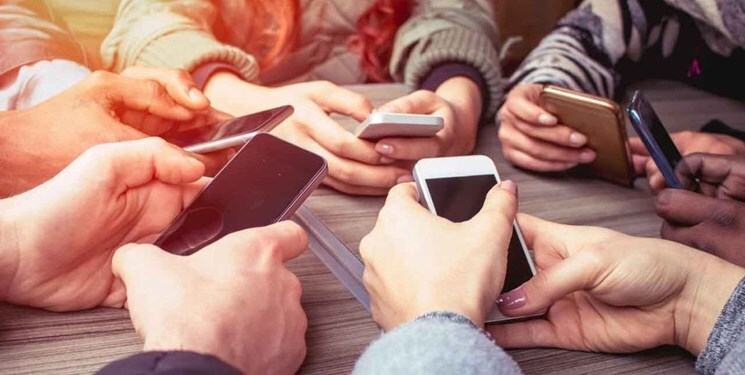 اهمیت آموزش سواد رسانه به نوجوان