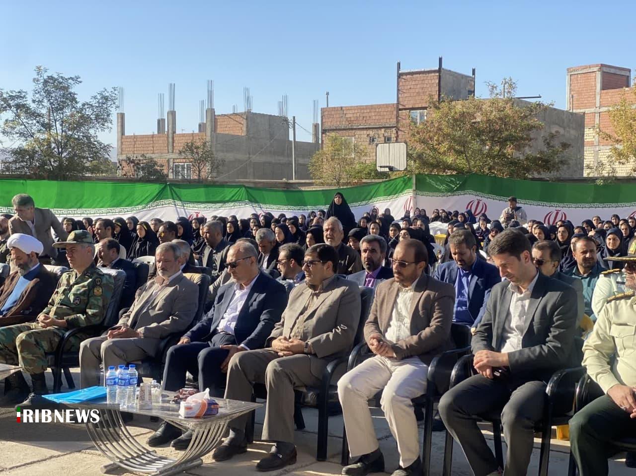 دانش آموزان از رفتار و منش شهدای دانش آموز الگو بگیرند