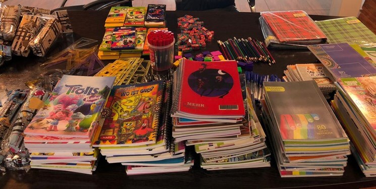 توزیع نوشت‌افزار بین دانش‌آموزان مناطق کم برخوردار