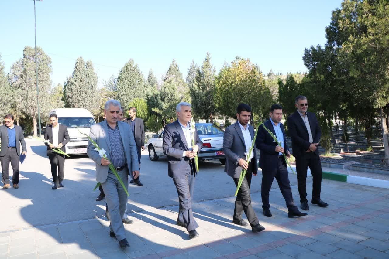 تجدید میثاق معاون تربیت بدنى و سلامت وزیر آموزش و پرورش با آرمان هاى شهداء تجدید میثاق معاون تربیت بدنى و سلامت وزیر آموزش و پرورش با آرمان هاى شهداء