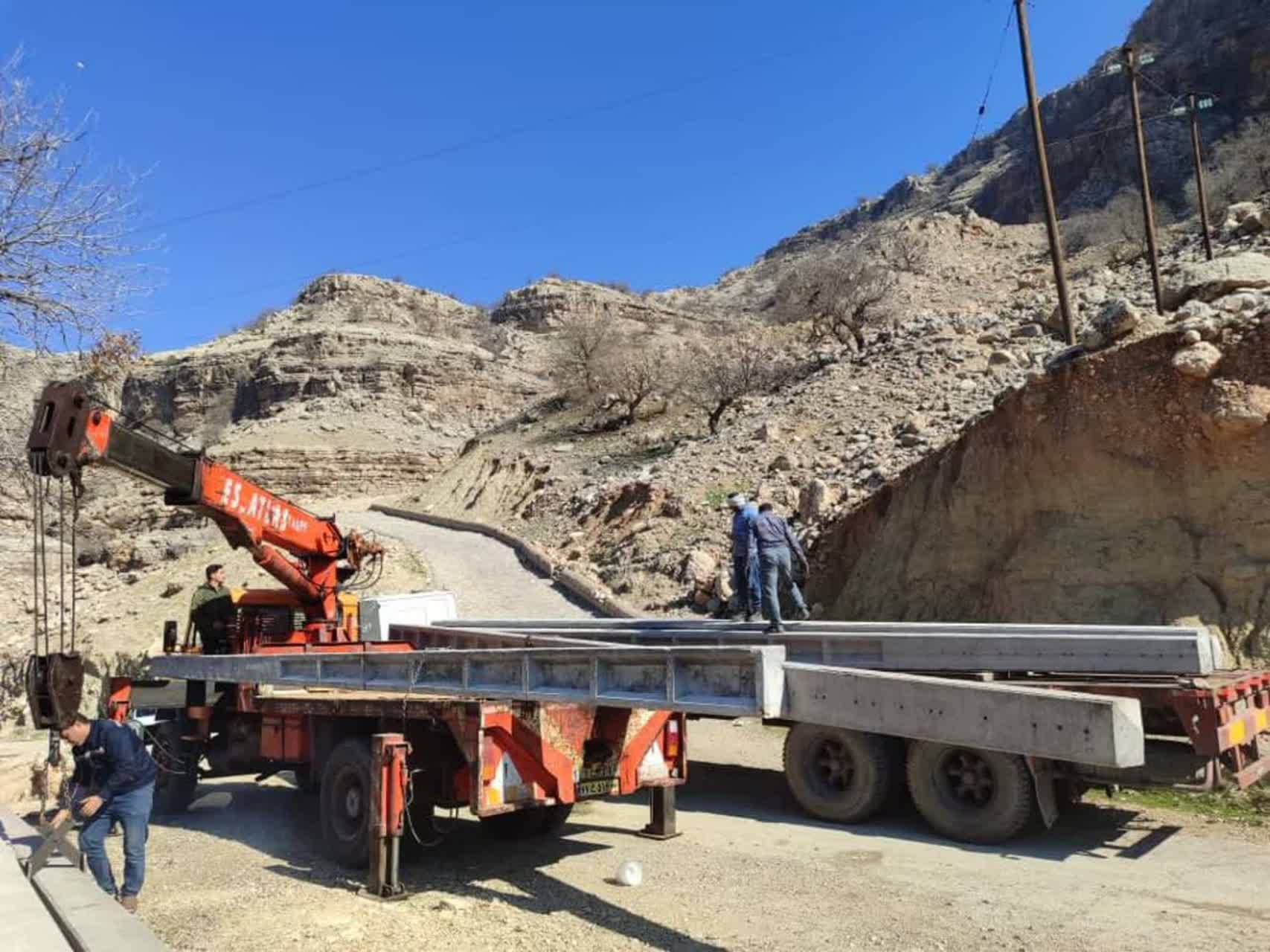 نصب شبکه برق دکل  تلفن همراه روستای منگره بخش الوار گرمسیری