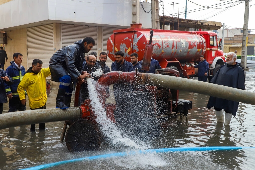 استقرار نیروها در ۸ نقطه اهواز برای مدیریت سریع آبگرفتگیها استقرار نیروها در ۸ نقطه اهواز برای مدیریت سریع آبگرفتگیها