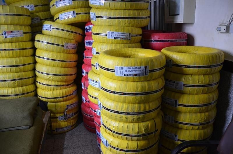 کشف ۱۷۴۸ حلقه لاستیک قاچاق در نیمروز کشف ۱۷۴۸ حلقه لاستیک قاچاق در نیمروز