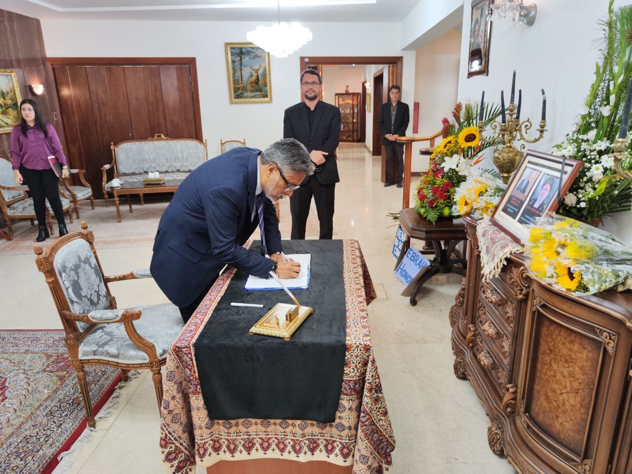 ادامه حضور مقامات کشورهای مختلف در سفارتخانه‌های ایران برای ادای احترام به رئیس جمهور شهید