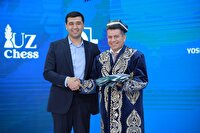 لباس ملی کشور ازبکستان به داور شطرنج همدان اهدا شد