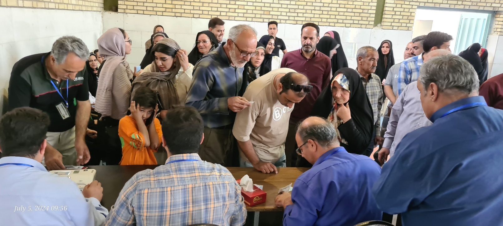 رای گیری در شعبه روستای زرنجان رای گیری در شعبه روستای زرنجان