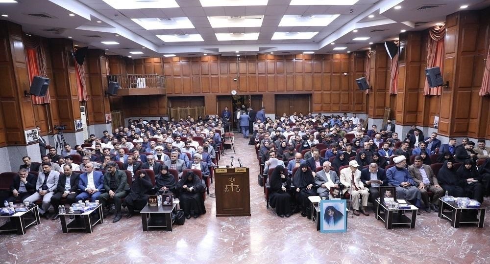 درخواست نوه دکتر مصدق از دادگاه رسیدگی به پرونده کودتای ۲۸ مرداد درخواست نوه دکتر مصدق از دادگاه رسیدگی به پرونده کودتای ۲۸ مرداد