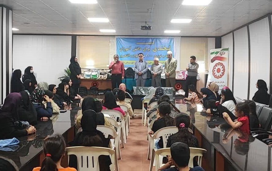 کمک خیران دزفولی در تهیه نوشت افزار دانش آموزان کمک خیران دزفولی در تهیه نوشت افزار دانش آموزان