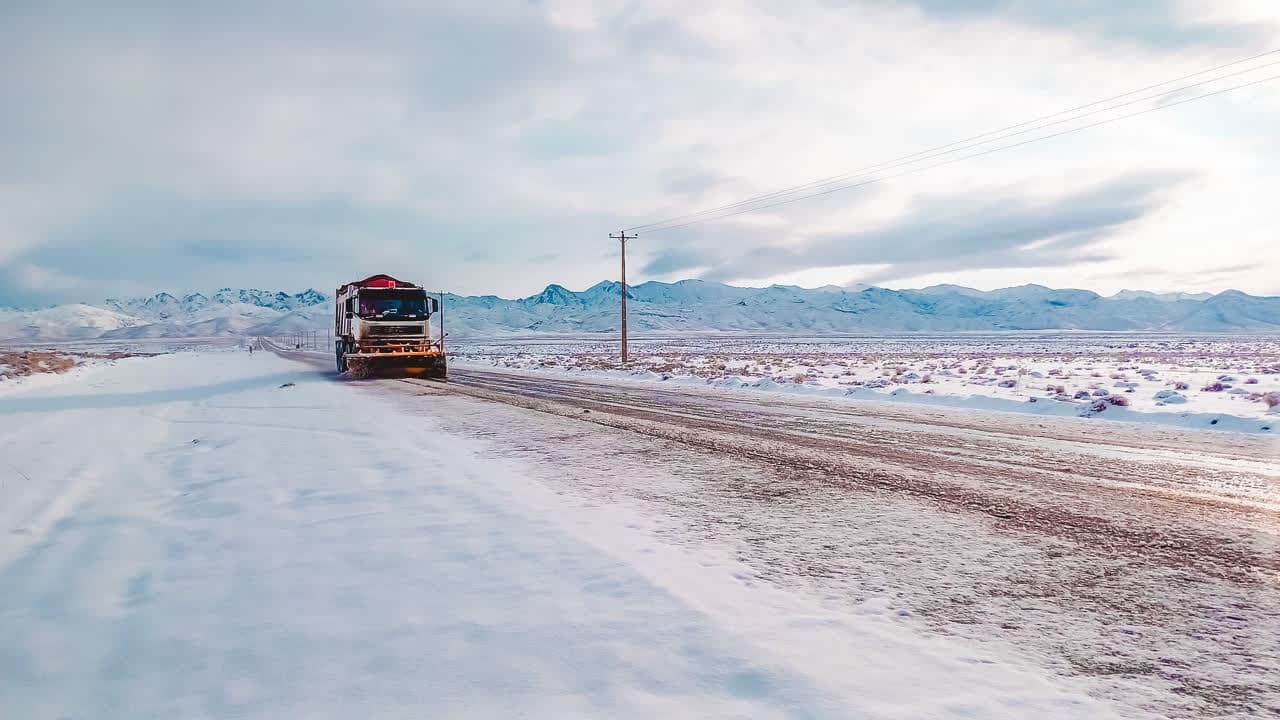 ذخیره سازی ۱۲۰۰۰ تن شن و نمک در خراسان جنوبی 