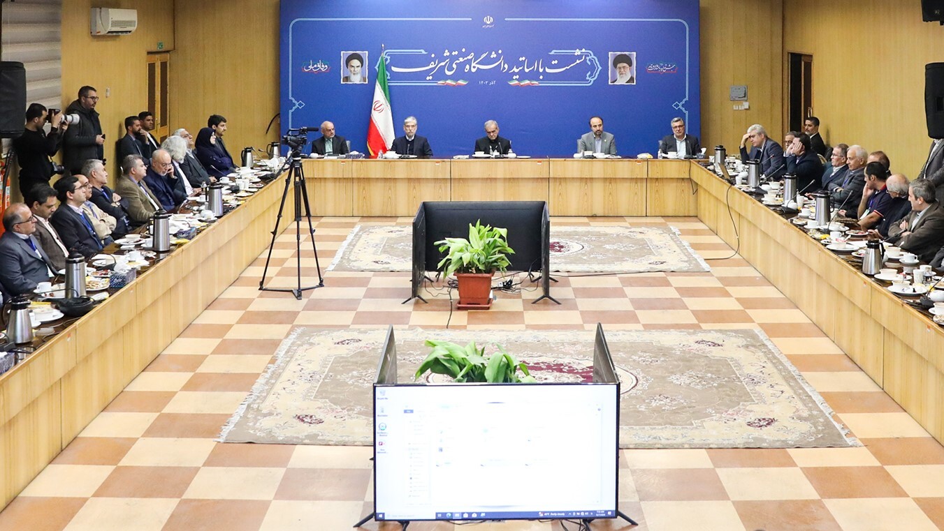 دانشگاهها به صورت عملی وارد میدان حل مشکلات کشور شوند دانشگاهها به صورت عملی وارد میدان حل مشکلات کشور شوند