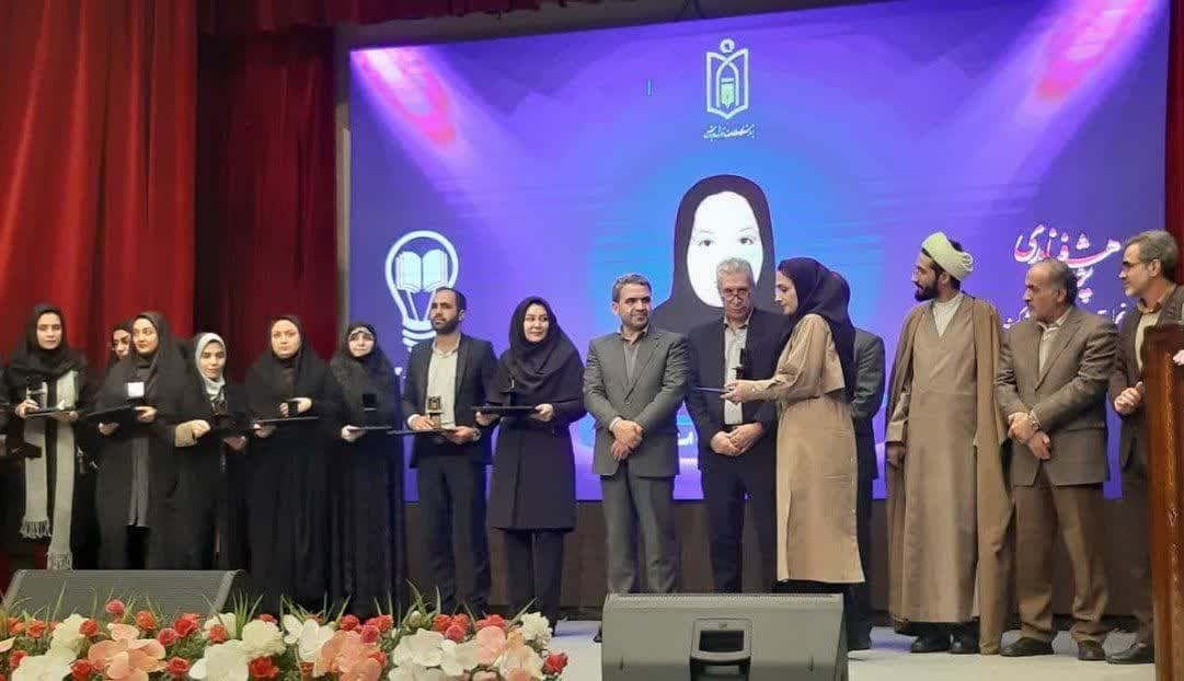 تجلیل از معلم پژوهنده استان آذربایجانغربی بهعنوان معلم پژوهنده برگزیده کشوری تجلیل از معلم پژوهنده استان آذربایجانغربی بهعنوان معلم پژوهنده برگزیده کشوری