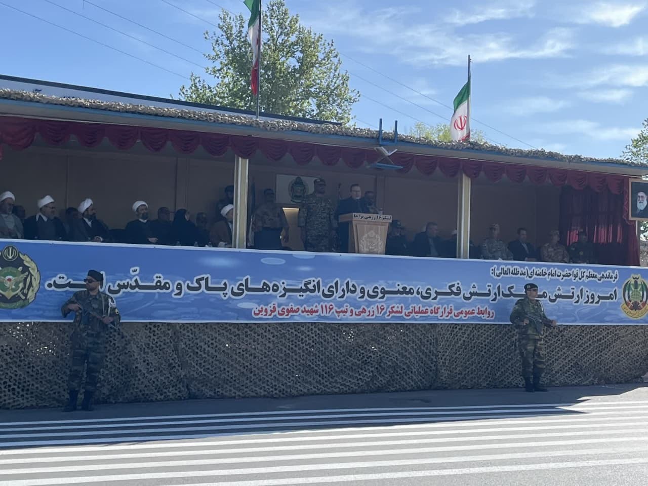 آغاز مراسم نمایش اقتدار یگانهای نظامی قزوین در روز ارتش آغاز مراسم نمایش اقتدار یگانهای نظامی قزوین در روز ارتش