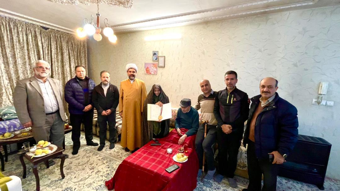 اعطای حکم و نشان قهرمانی زنده‌یاد مهدی عمیدی برای اهدا به موزه آستان قدس رضوی