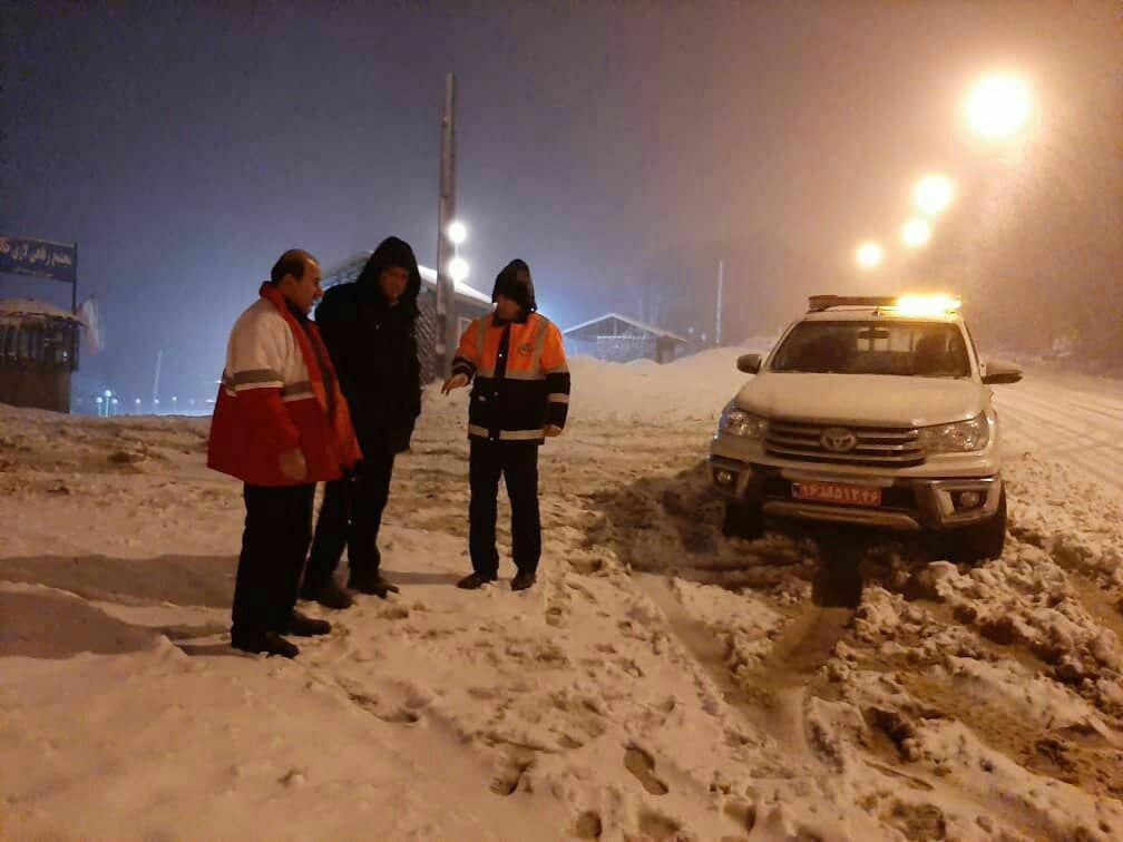 امداد رسانی امدادگران هلال احمر خراسان شمالی به ۱۵ خودروی گرفتار در برف
