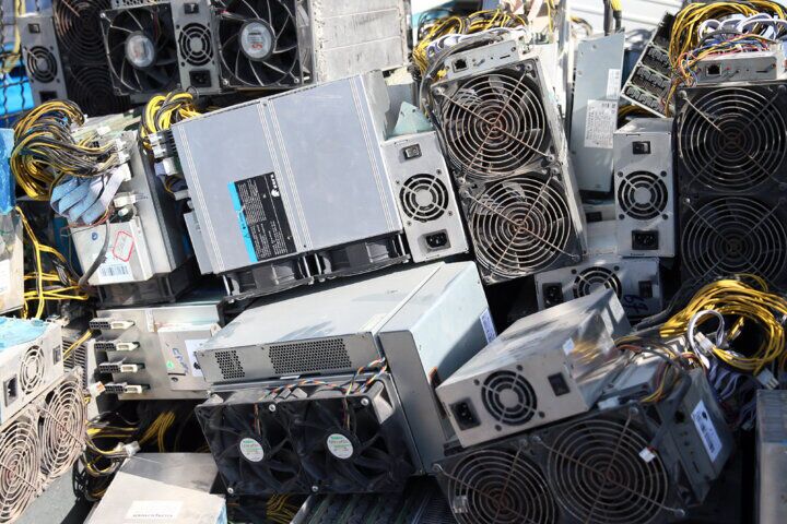 کشف وضبط بیش از ۲ هزار و ۲۰۰ دستگاه رمز ارز غیر مجاز در تهران