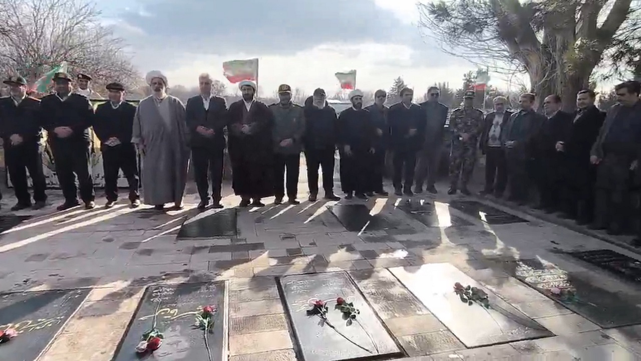 عطرافشانی و گلباران مزار شهدا در عجب‌شیر