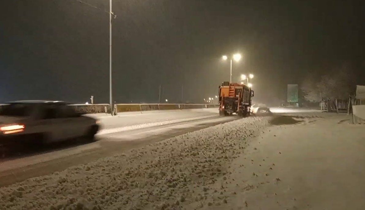 برف‌روبی۴۷۰۰ کیلومتر باند در محور‌های کرمانشاه