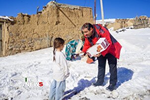 دست‌های مهربانی در دل کولاک؛ داوطلبان هلال‌احمر در کنار مردم محروم روستاها