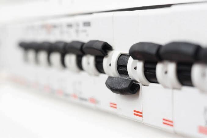 توقیف محموله فیوز برق قاچاق در قروه