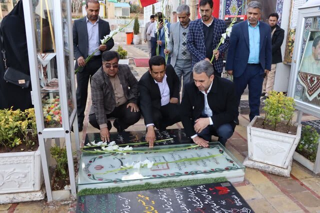 ادای احترام معاون وزیر آموزش و پرورش به مقام سردار سلیمانی و شهدای کرمان