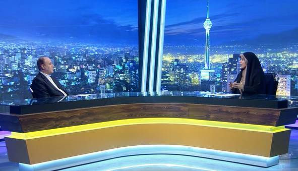 رهبر معظم انقلاب ایستاده است که نود میلیون نفر اسیر آمریکا نشوند رهبر معظم انقلاب ایستاده است که نود میلیون نفر اسیر آمریکا نشوند