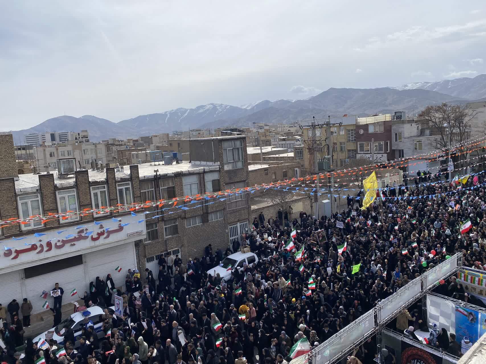 کم‌آوردن خیابان اصلی اراک در استقبال از راهپیمایی ۲۲ بهمن