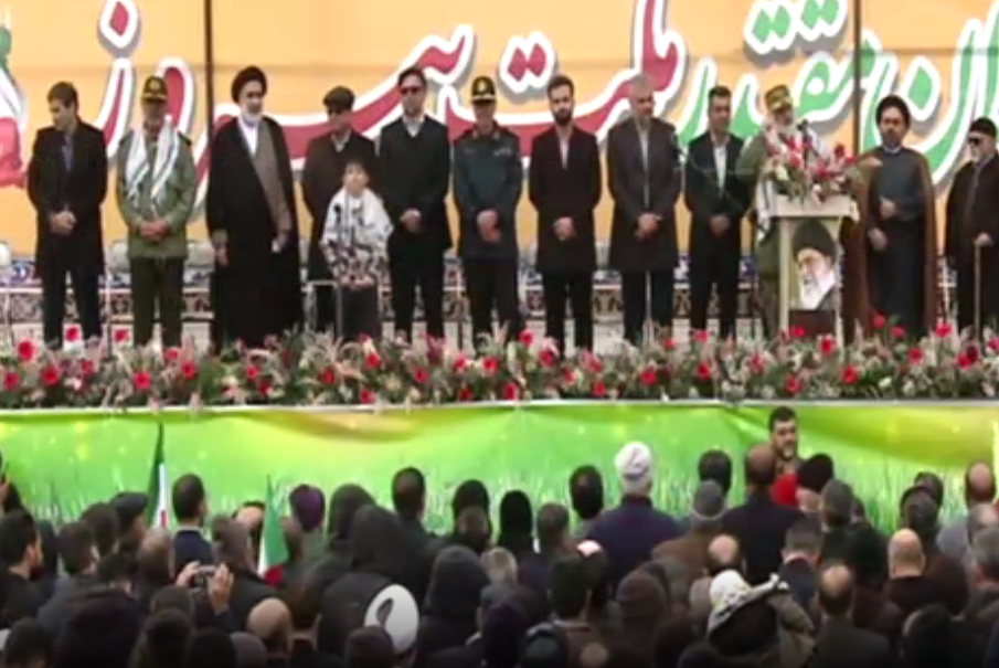 تجمع شرکت کنندگان پیروزی انقلاب سلامی در امامزادگان دو خاتون شهرکرد