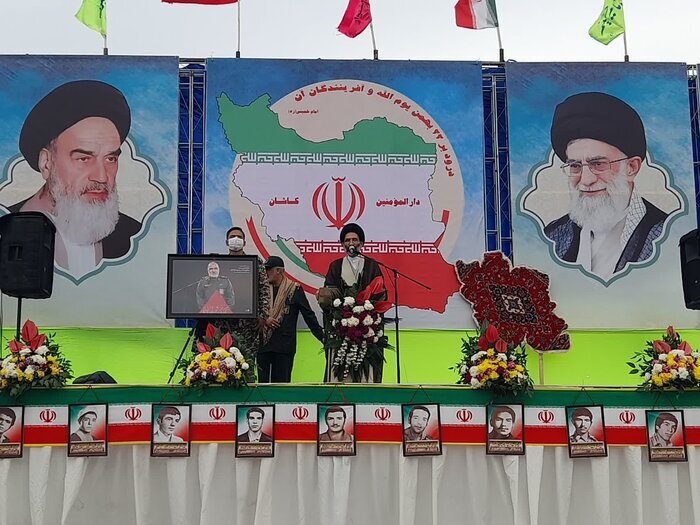 شکوه حضور کاشانی‌ها در راهپیمایی ۲۲ بهمن و برپایی نماز