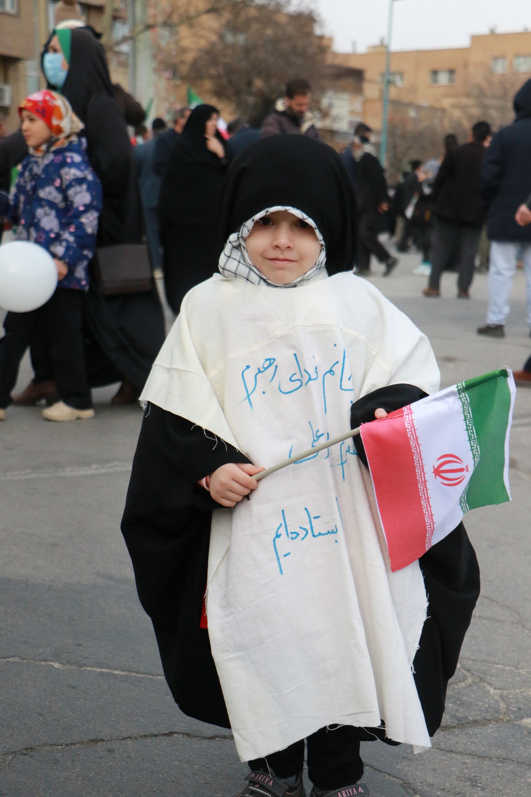 حضور پرشور کودکان و نوجوانان همدانی در راهپیمایی ۲۲ بهمن