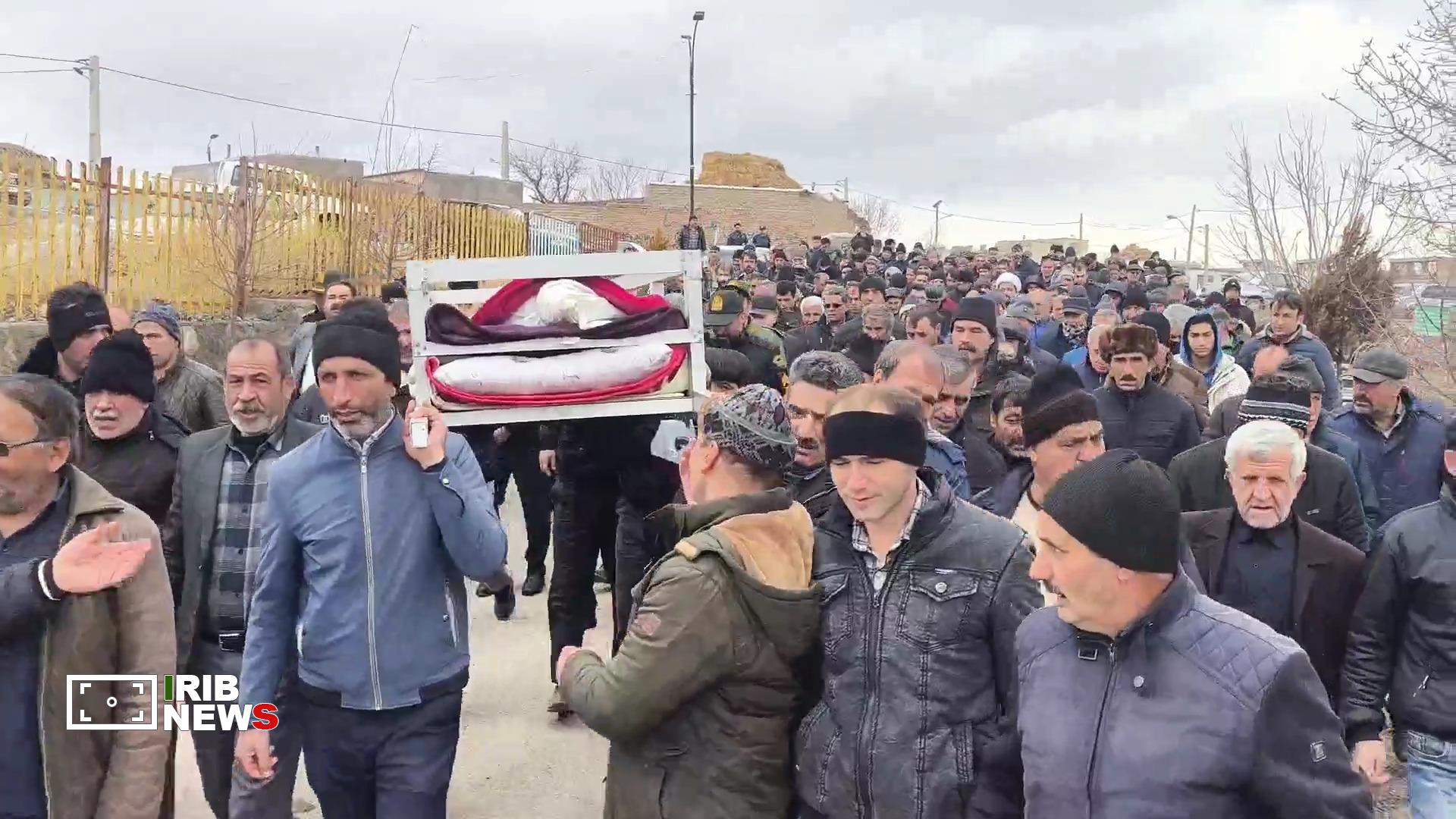 تشییع و خاکسپاری پیکر پدر شهید در قلعه جوق سراب تشییع و خاکسپاری پیکر پدر شهید در قلعه جوق سراب