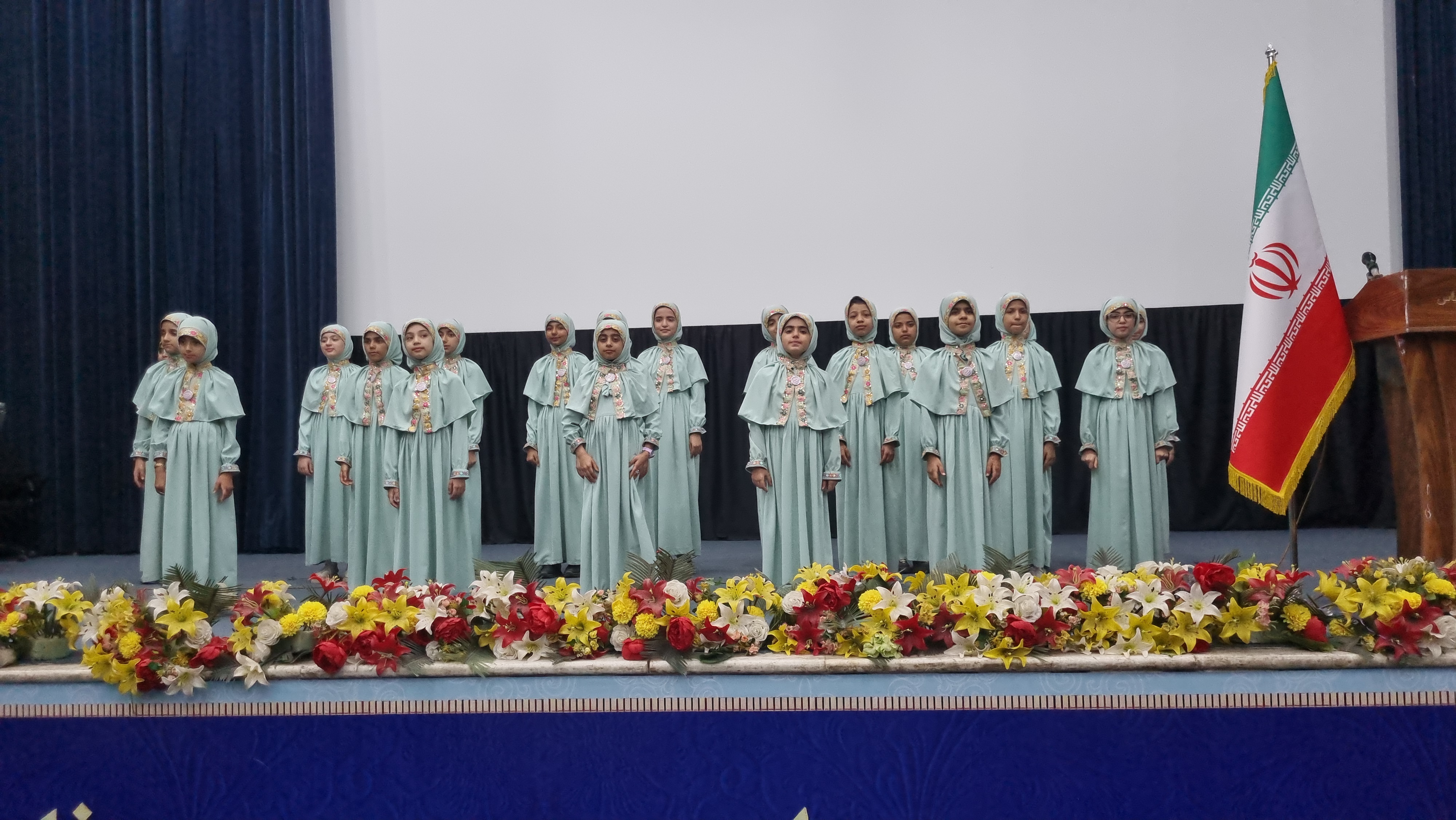 تجلیل از افتخارآفرینان دبیرستان نمونه امام خامنهای بندرعباس تجلیل از افتخارآفرینان دبیرستان نمونه امام خامنهای بندرعباس