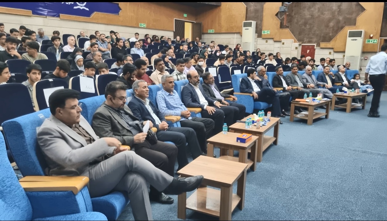 تجلیل از افتخارآفرینان دبیرستان نمونه امام خامنه‌ای بندرعباس
