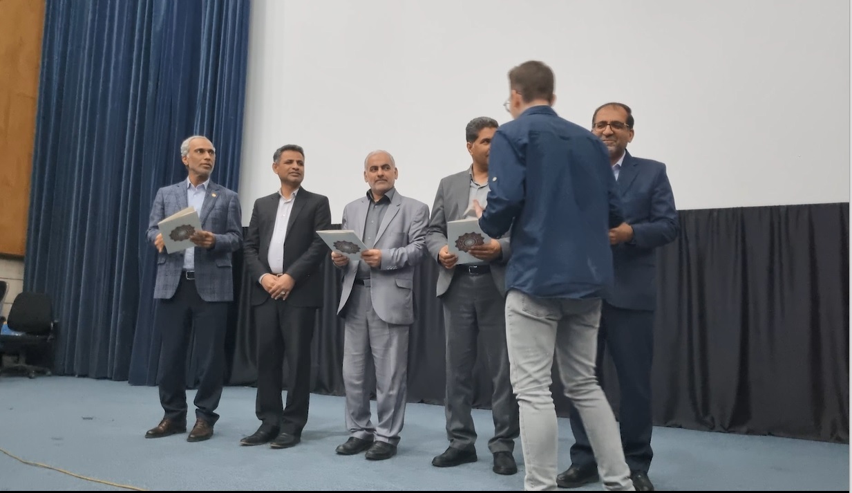 تجلیل از افتخارآفرینان دبیرستان نمونه دولتی آیت الله خامنهای بندرعباس تجلیل از افتخارآفرینان دبیرستان نمونه دولتی آیت الله خامنهای بندرعباس