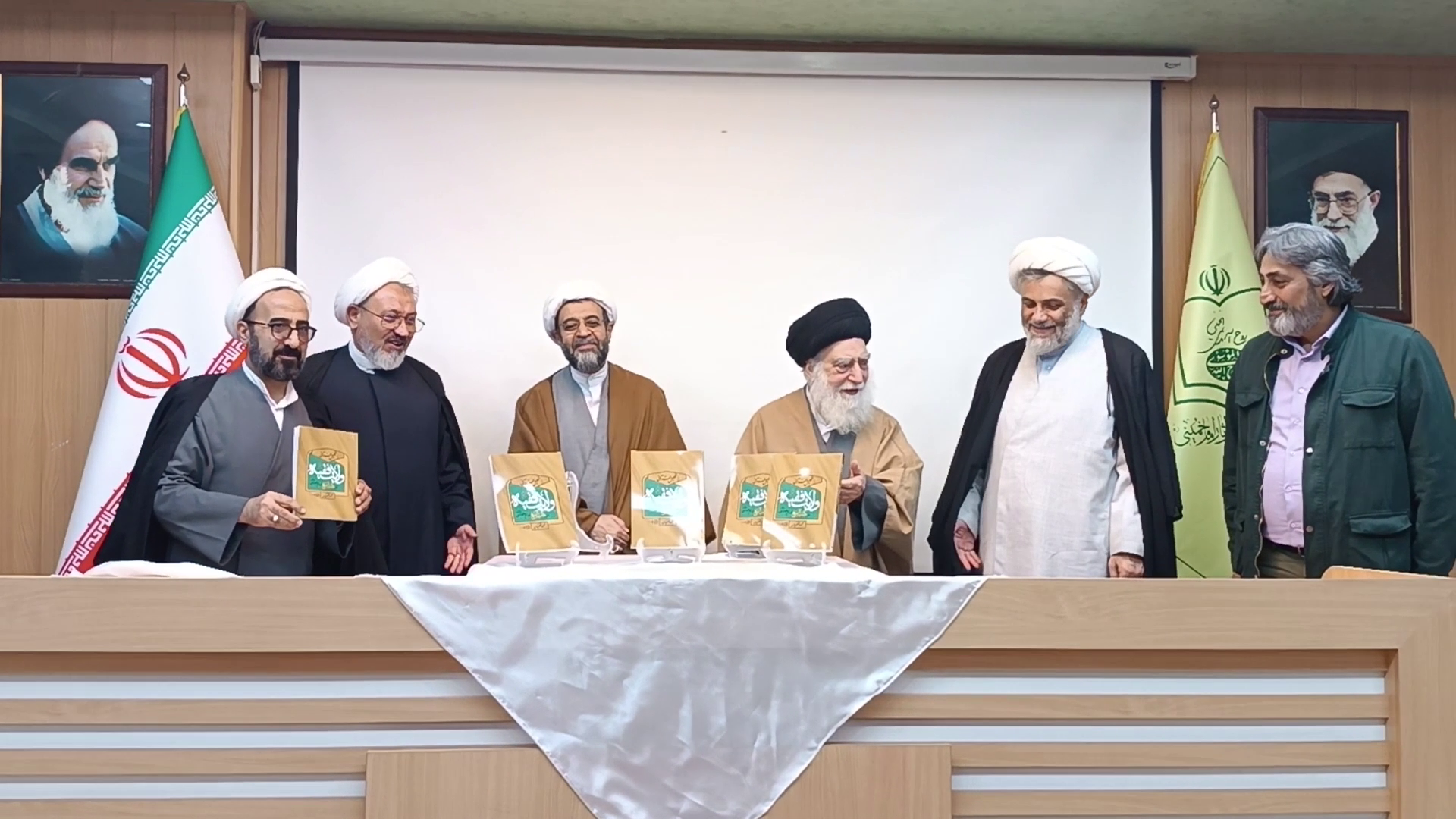 رونمایی از کتاب تحلیل قرآنی ولایت فقیه در کتاب البیع امام خمینی(ره) در قم