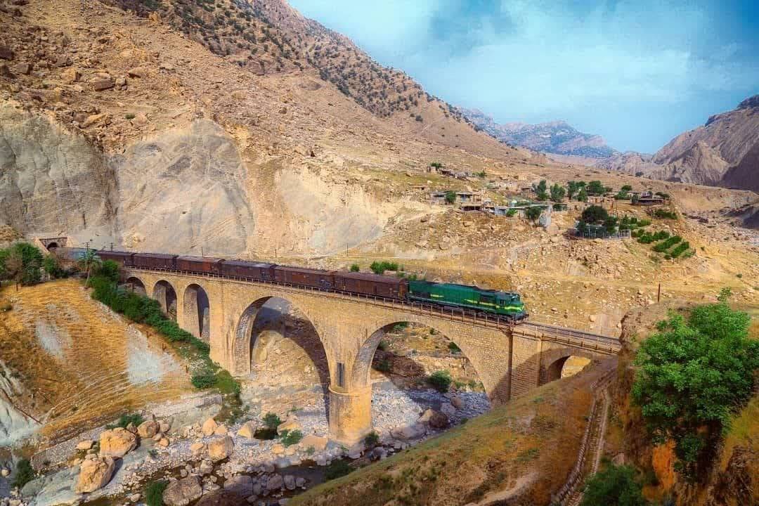 بارگیری و تخلیه بیش از ۲۳۳ هزار تن بار در راه آهن زاگرس