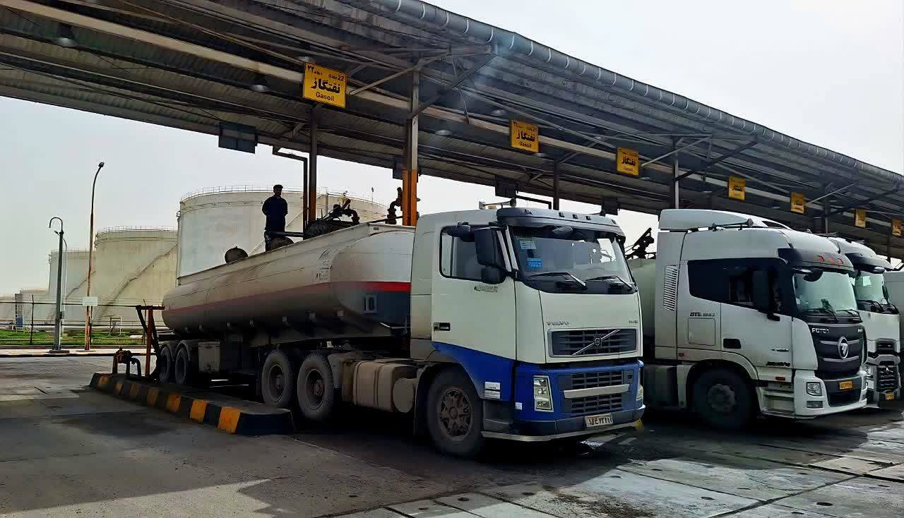 بارگیری روزانه بیش از ۴ میلیون لیتر نفتگاز نیروگاهی از انبار نظامیه اهواز بارگیری روزانه بیش از ۴ میلیون لیتر نفتگاز نیروگاهی از انبار نظامیه اهواز