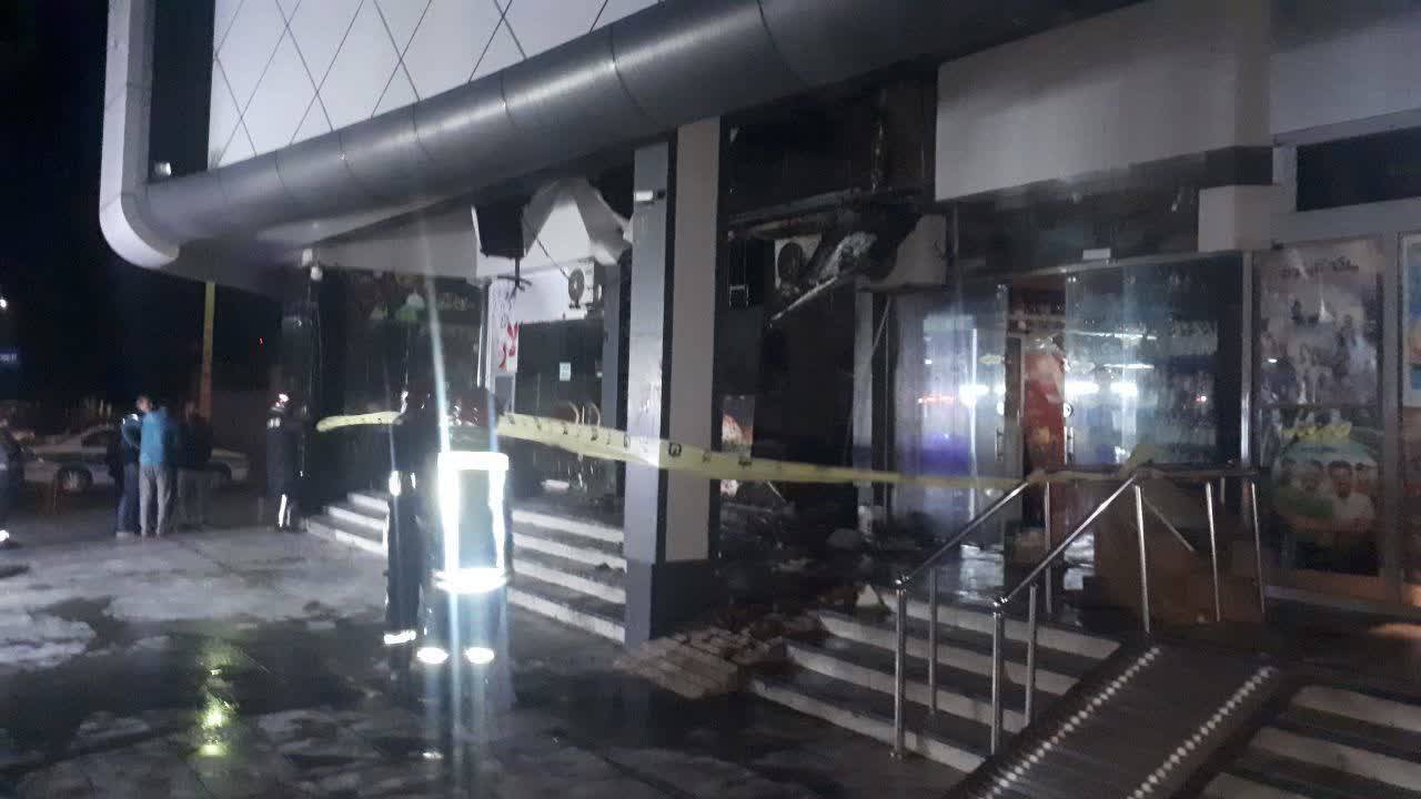 مهار آتشسوزی در مغازه اغذیه فروشی زیر سینمای مشهد مهار آتشسوزی در مغازه اغذیه فروشی زیر سینمای مشهد