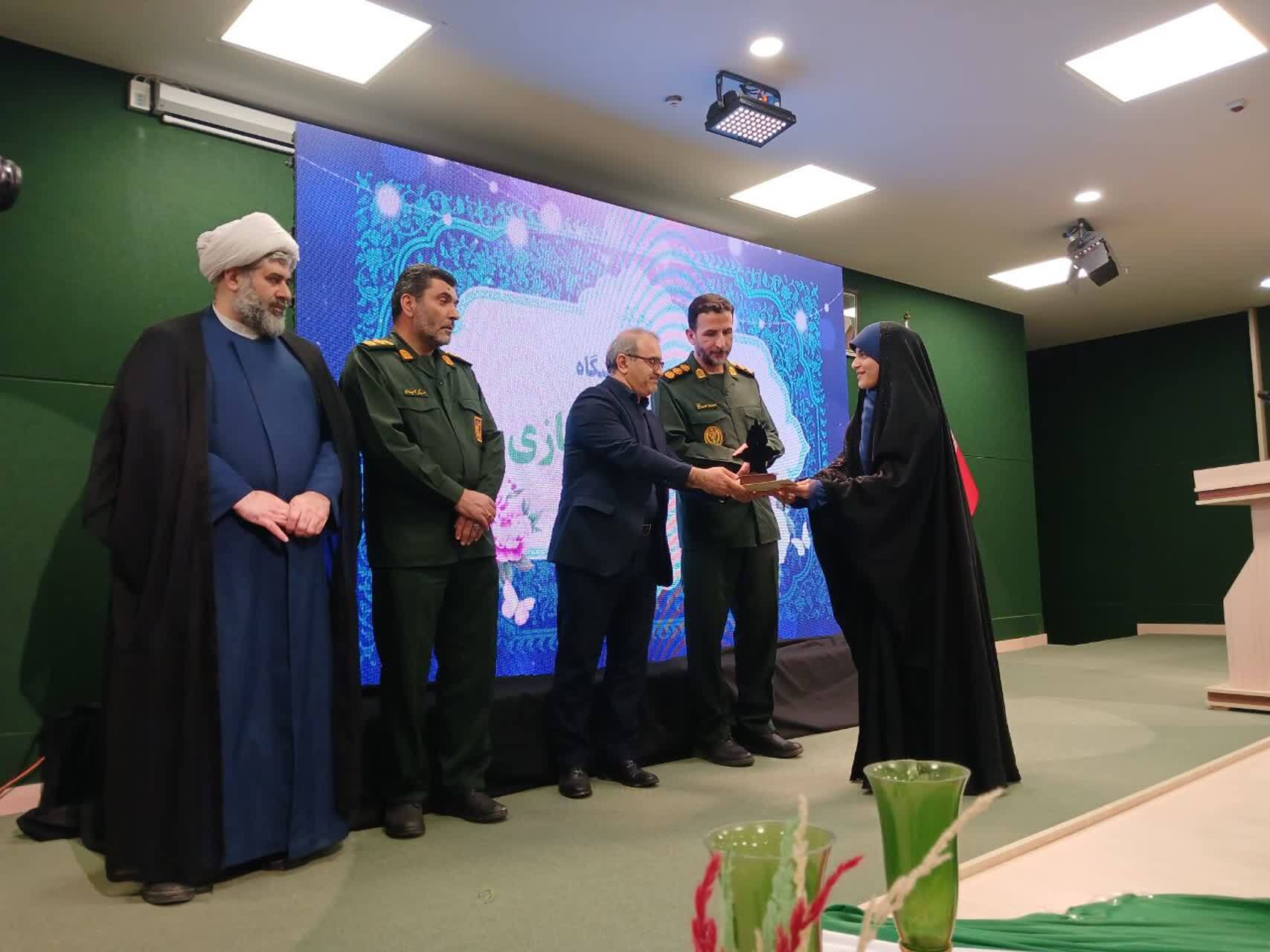 تجلیل از خادمین نمایشگاه