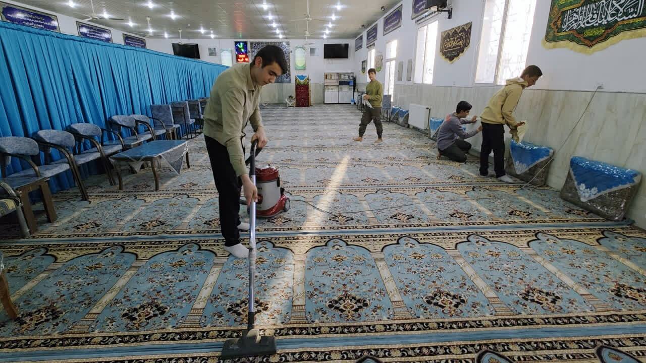 میبدیها با غبار روبی و معطر کردن مساجد به استقبال ماه خدا رفتند میبدیها با غبار روبی و معطر کردن مساجد به استقبال ماه خدا رفتند